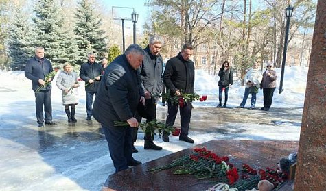 Оренбуржцы несут цветы к стеле «Ангел Мира»